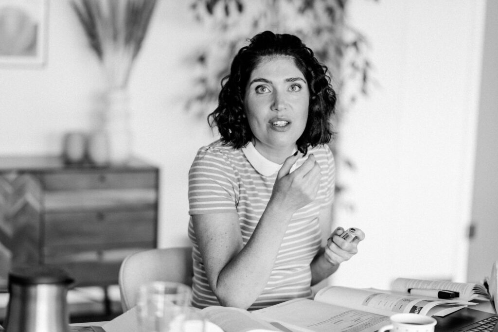 Das Bild zeigt Vero, Dozentin für Bilanzbuchhalter, IHK Prüferin und Korrektor mit über 10 Jahren Erfahrung